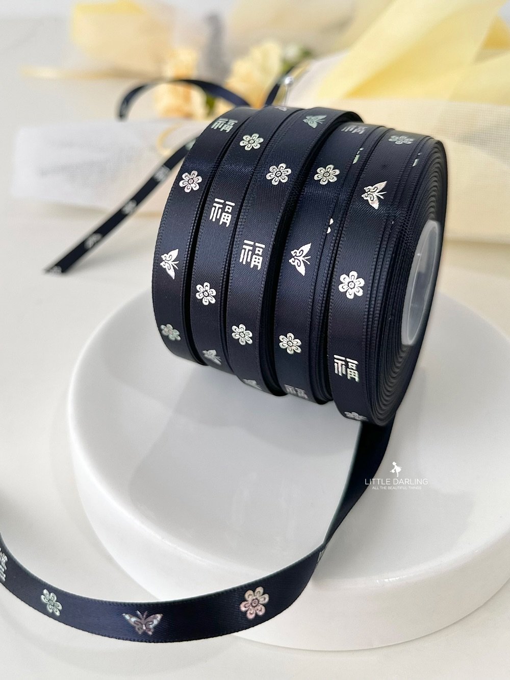 Photo by (주)리틀달링✨ 꽃자재, 패키지디자인 on September 14, 2025. May be an image of lace, belt, strap, leather flower and text.