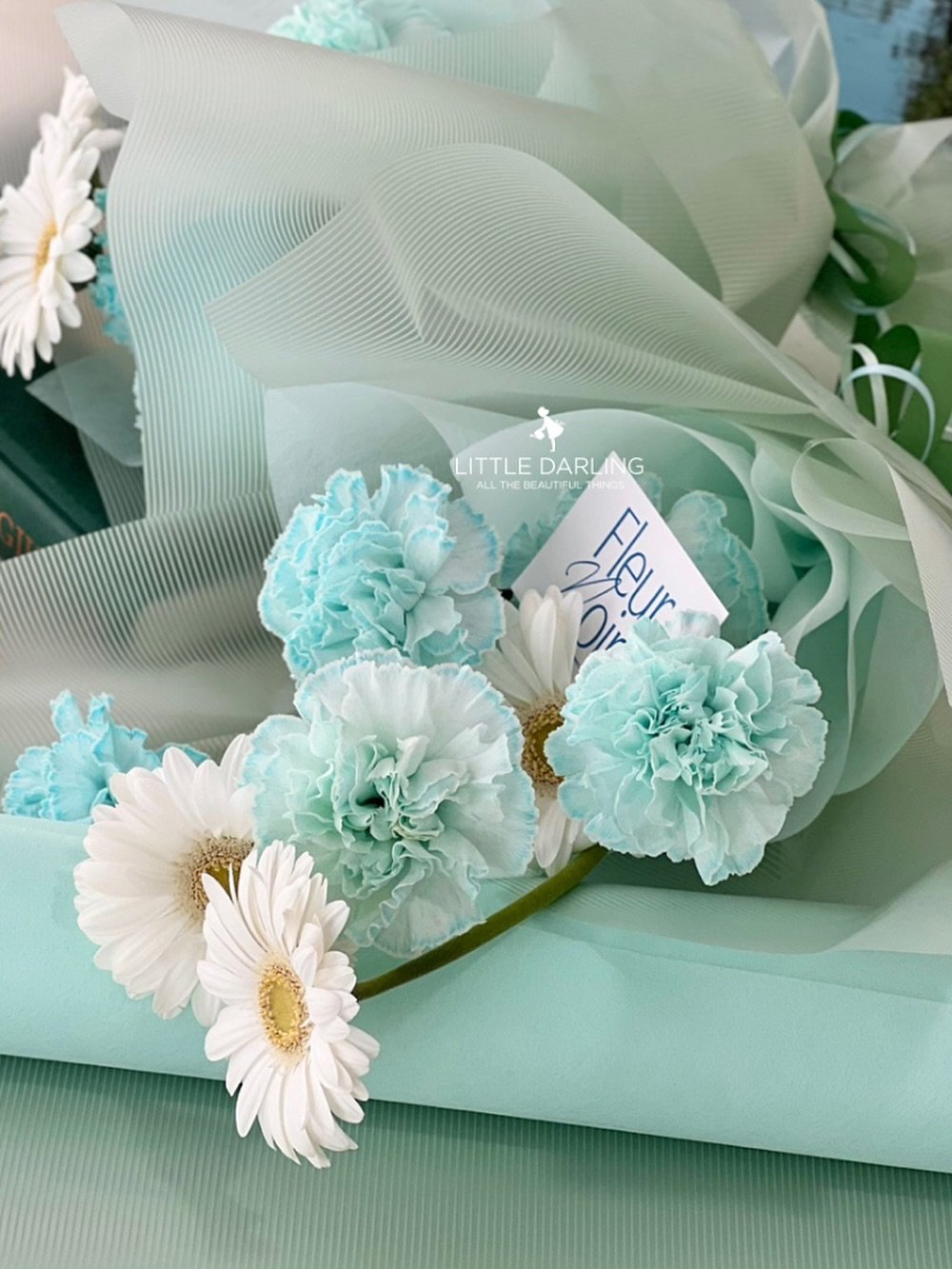 Photo by (주)리틀달링✨ 꽃자재, 패키지디자인 on August 14, 2025. May be an image of napkin ring, flower arrangement, baby's-breath, prairie gentian, carnation, rose and text that says 'LITTLEDARLING LITTLE DARL DARLING NG C THE EB BEAUTIFUL Kcyr 2Ur Fleur Oir'.