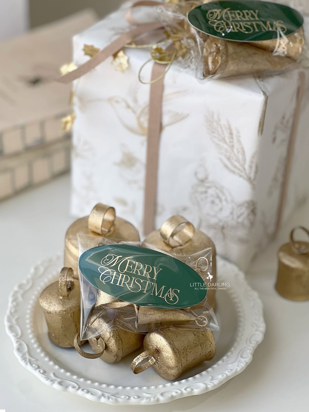 Photo by (주)리틀달링✨ 꽃자재, 패키지디자인 on November 13, 2025. May be an image of napkin ring, sink, cake, hamper, pinecone and text.