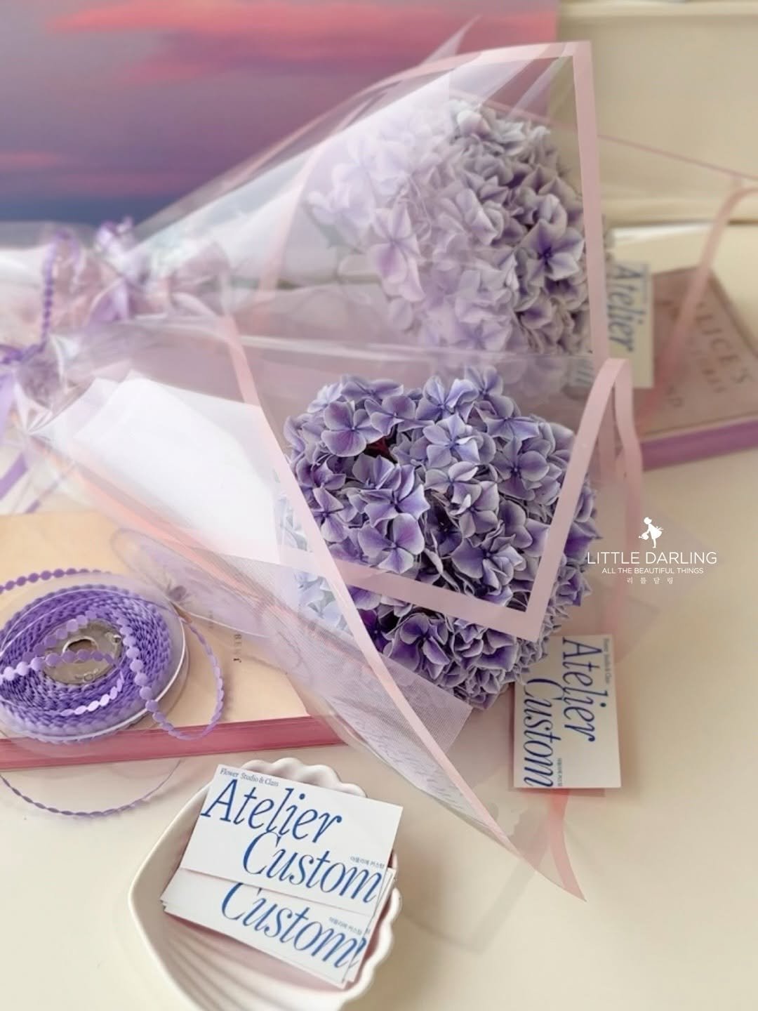 Photo by (주)리틀달링✨ 꽃자재, 패키지디자인 on August 08, 2025. May be an image of flower arrangement, hamper, prairie gentian, baby's-breath, globe amaranth, scorpion grass, rose and text.