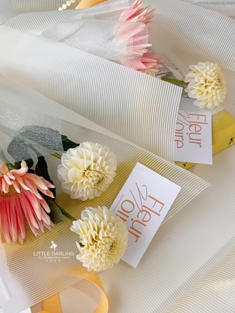 Photo by (주)리틀달링✨ 꽃자재, 패키지디자인 on August 12, 2025. May be an image of napkin ring, bouquet, hamper, flower arrangement, prairie gentian, baby's-breath, white lily, peony, carnation, rose and text.