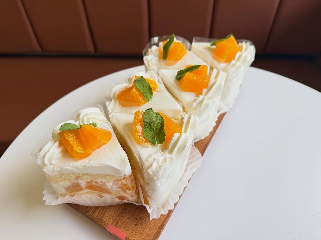 littlemore_sweet 게시물 이미지: 안녕하세요 리틀모어스윗입니다🍰🙇‍♀️
화창한날씨에요!
오렌지케이크도...