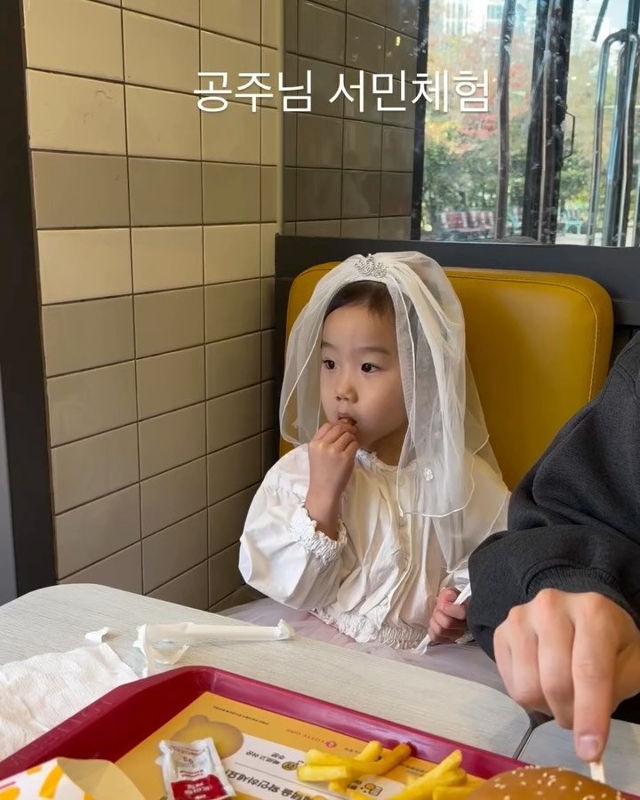 liv.garin 게시물 이미지: ㅋㅋㅋㅋㅋ 아니 잠시만
딸바보들 모여보세욬ㅋㅋㅋㅋ
햄버거 나오기 전에 신부 입장...