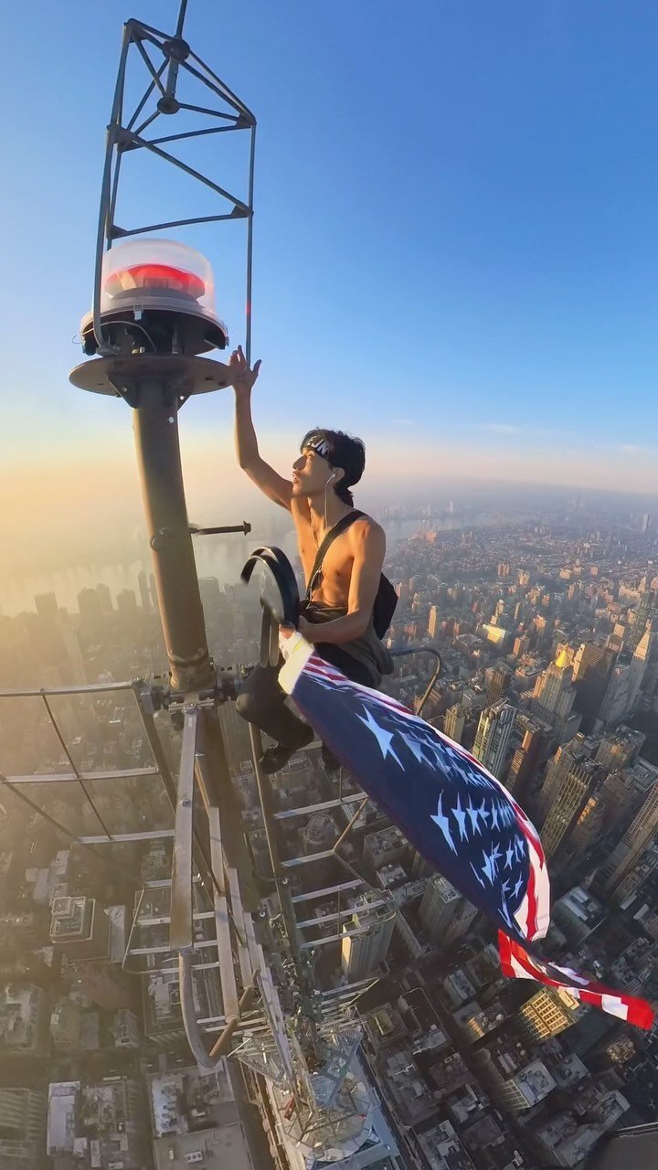 livejn 게시물 이미지: Reach!
Above the Empire State Building, New...