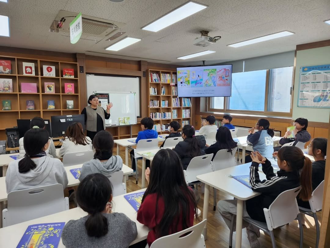 Photo by 작은코도마뱀 on December 08, 2025. May be an image of studying and text.