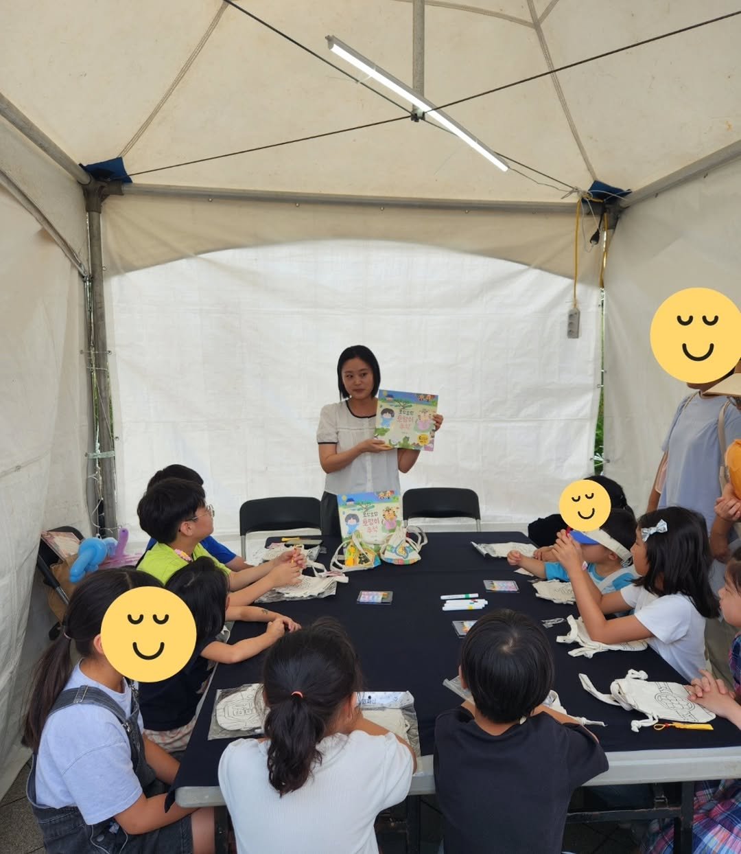 Photo by 작은코도마뱀 on September 21, 2025. May be an image of 8 people, people studying, table and text.