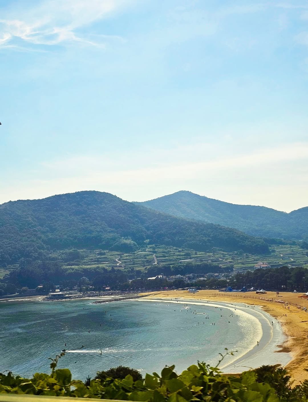 Photo by 작은코도마뱀 on July 24, 2025. May be an image of beach, horizon, coast and text.