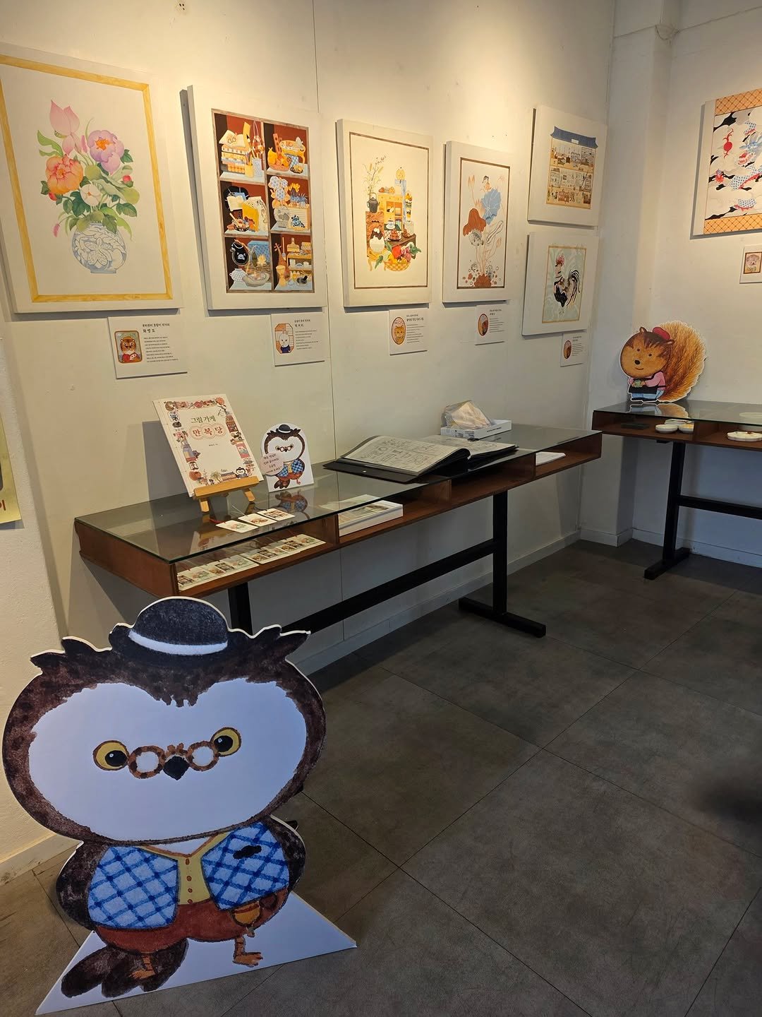 Photo by 작은코도마뱀 on February 05, 2026. May be pop art of owl, picture frame and text.