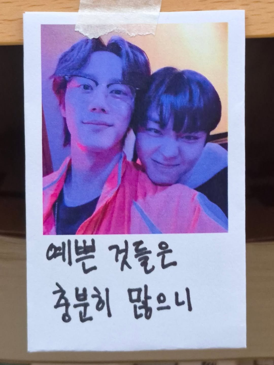 Photo by 임지운 on April 25, 2026. May be an image of polaroid and text that says '예쁜 것들은 충분히많으니 충분히 많으니'.