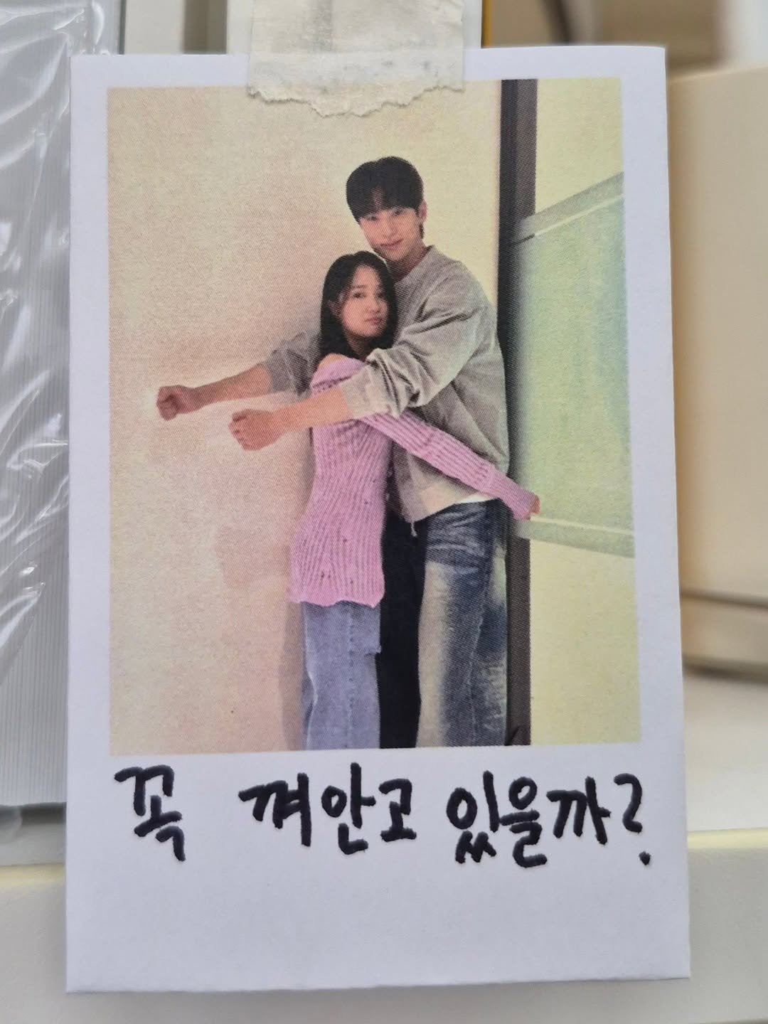 ljiunnn 게시물 이미지: 포옹은 인사치레 정도로 할 수 있는 가벼운 행동입니다. 하지만 그 단순한 행동이...