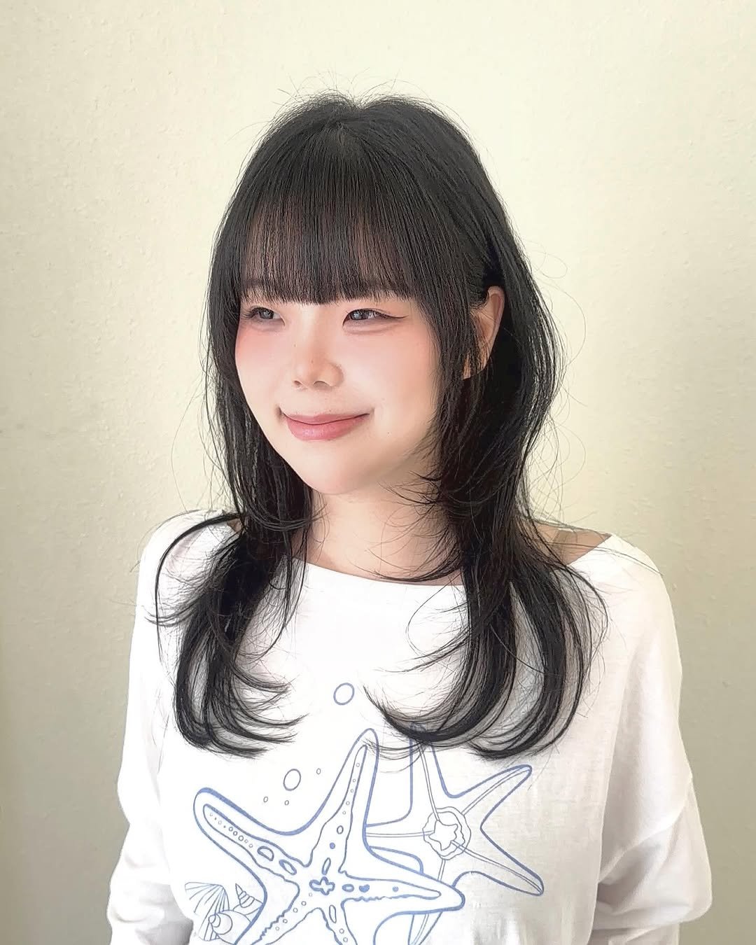 lkmforetgarden_jini 게시물 이미지: 풀뱅으로 사랑스러움은 살리고 🫢💗
옆 볼륨은 자연스럽게 채워 
얼굴형까지 예쁘게...
