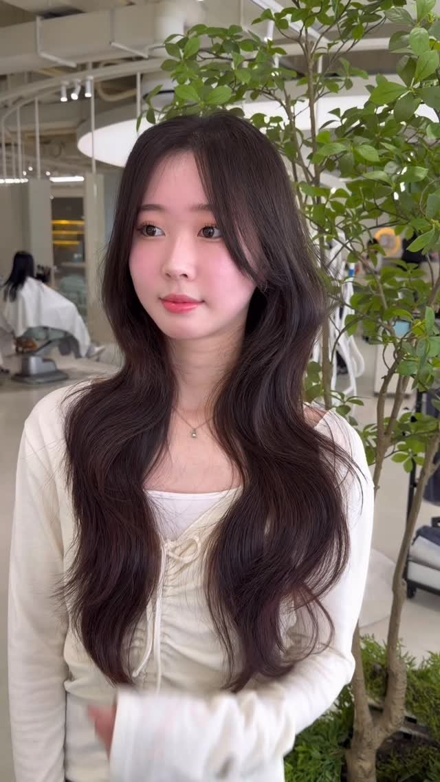 lkmforetgarden_jini 게시물 이미지: 과하지 않은 브라운 톤🤎
피부톤을 맑게 밝혀주고
 흐르는 물결 컬이
얼굴선을...