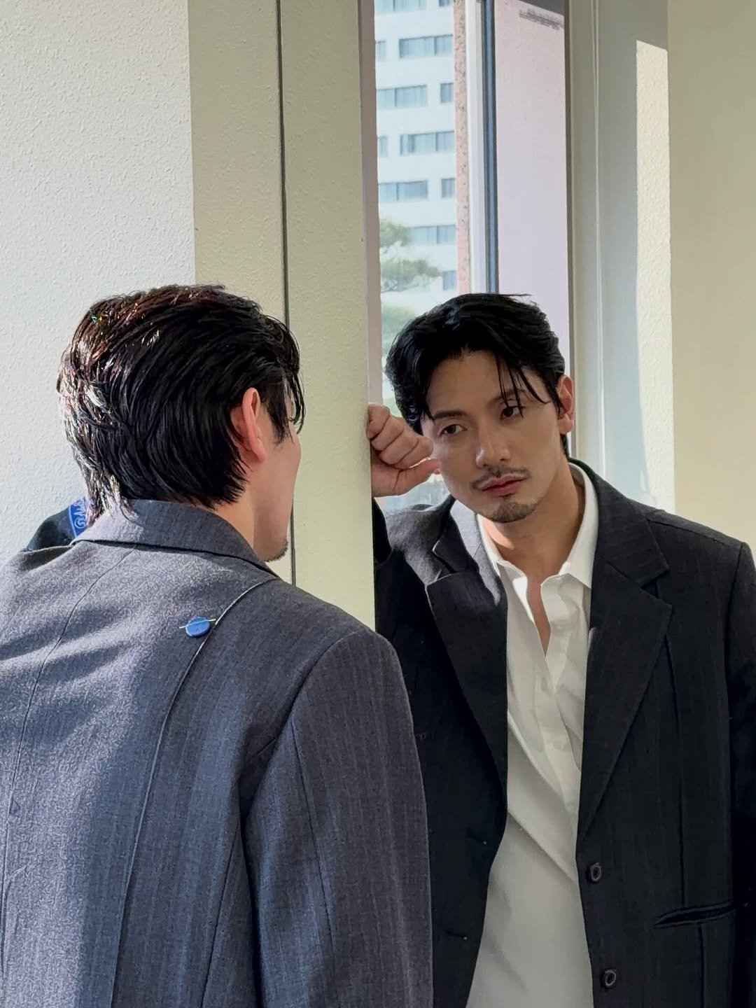 Photo by 해운대미용실•이경민포레가든• 헤어디자이너 지니 on March 12, 2026. May be an image of one or more people, hair, dinner jacket, suit, blazer, bolo tie, mirror and text.