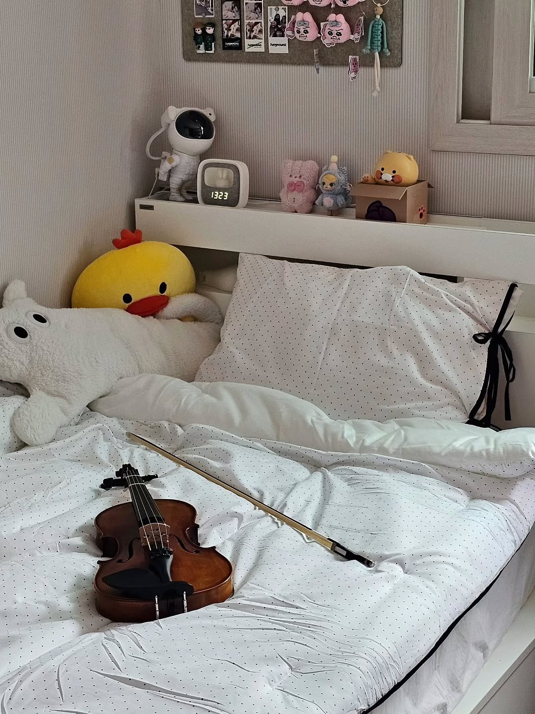 Photo shared by 원지원 on October 12, 2025 tagging @maatila.official. May be an image of toy, bunk bed, mattress, bed, baby bed, blanket, bedroom and text.