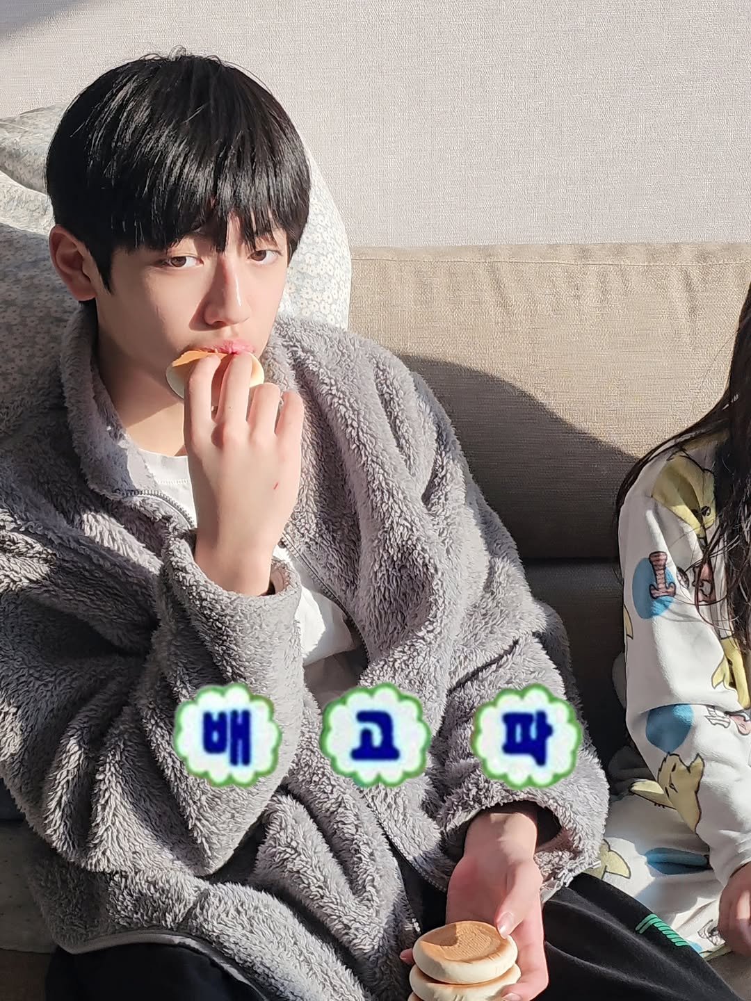 lllsallsalll 게시물 이미지: 운동 가기 전 막내딸 큰오빠한테 맡기기🥴
그나저나 우리 막내는 왜 머리만 풀면...