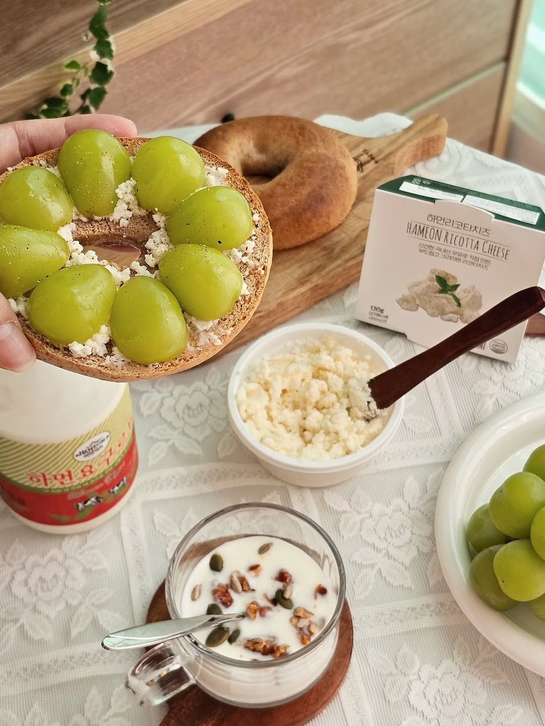 Photo shared by 원지원 on September 28, 2025 tagging @hameoncheese. May be an image of cream cheese, yogurt, granola, bagel and text.