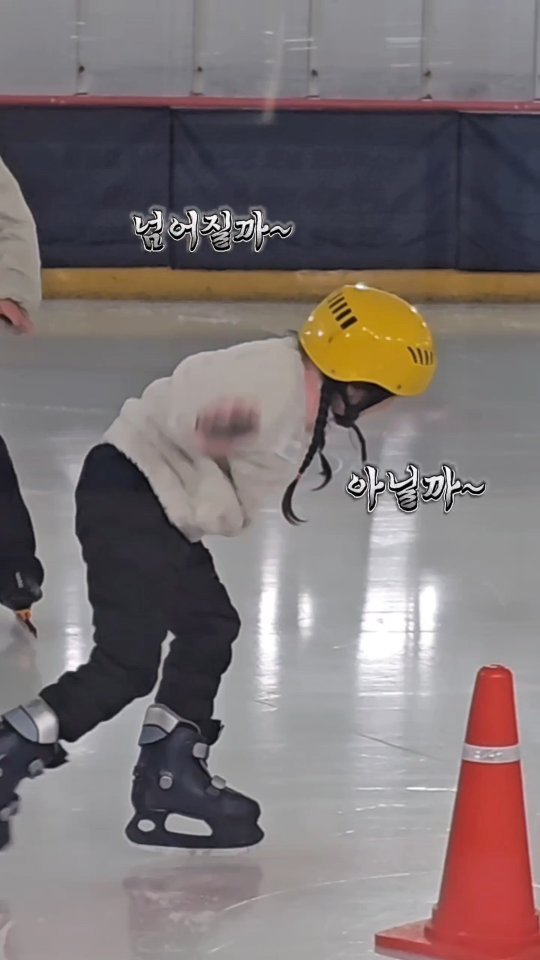 lllsallsalll 게시물 이미지: 인생 첫 스케이트 도전! ⛸️
분명 타러 갔는데 ㅋㅋㅋㅋㅋㅋㅋㅋ
우리 강아지 빙판...