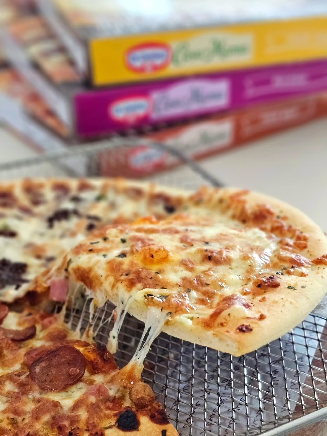 Photo shared by 원지원 on November 02, 2025 tagging @dr.oetker_kr. May be an image of mozzarella, pizza and text.