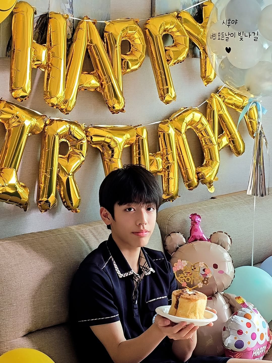 Photo by 원지원 on September 22, 2025. May be an image of 1 person, balloon and text that says '시흥야 너의모든날이 너의모든날이빛나길 빛나길'.