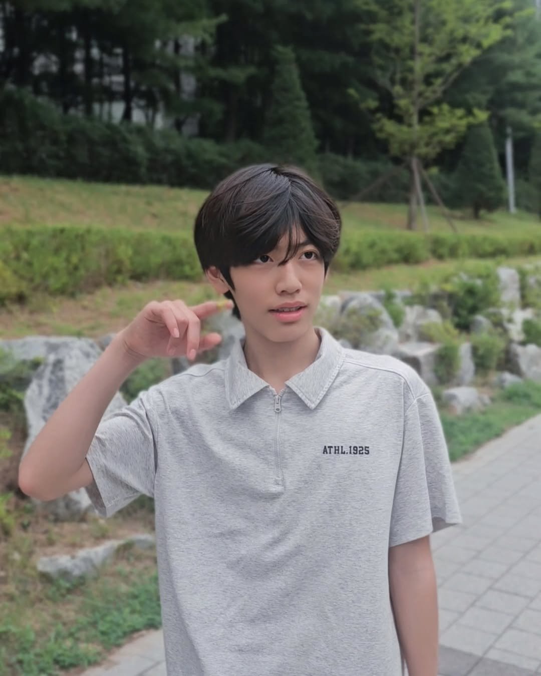 Photo by 원지원 on July 05, 2025. May be an image of 1 person, hair, outdoors and text that says 'ATHL.1925 1925'.