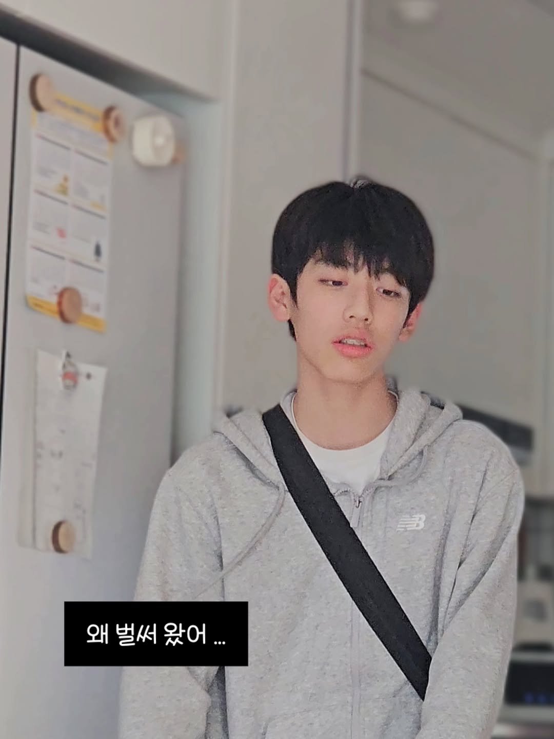 Photo by 원지원 on September 21, 2025. May be an image of 1 person and text that says 'B 왜 벌써 왔어 벌써왔어... .••'.