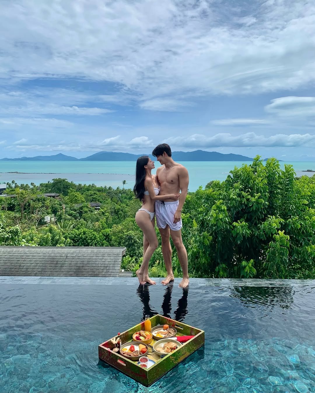 Photo shared by 예영 / 여행, 순간순간을 기록 on July 28, 2025 tagging @ji_jiji03, @wkohsamui4, and @banhanatour. May be an image of 2 people, people kissing, pool, outdoors and text.