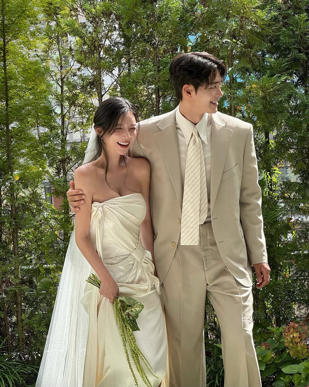 Photo shared by 예영 / 여행, 순간순간을 기록 on October 08, 2025 tagging @_yoonziny_, @ladyming_st, @_you_vely_hair, @noah_goz, @seolyoung_wed, @aileen_couture, @ji_jiji03, @pavone_bespoke, @seolyoung___, @firstvisual.official, @lia__wedding_, and @fleur_seoha. May be an image of 2 people, gown, wedding and text.