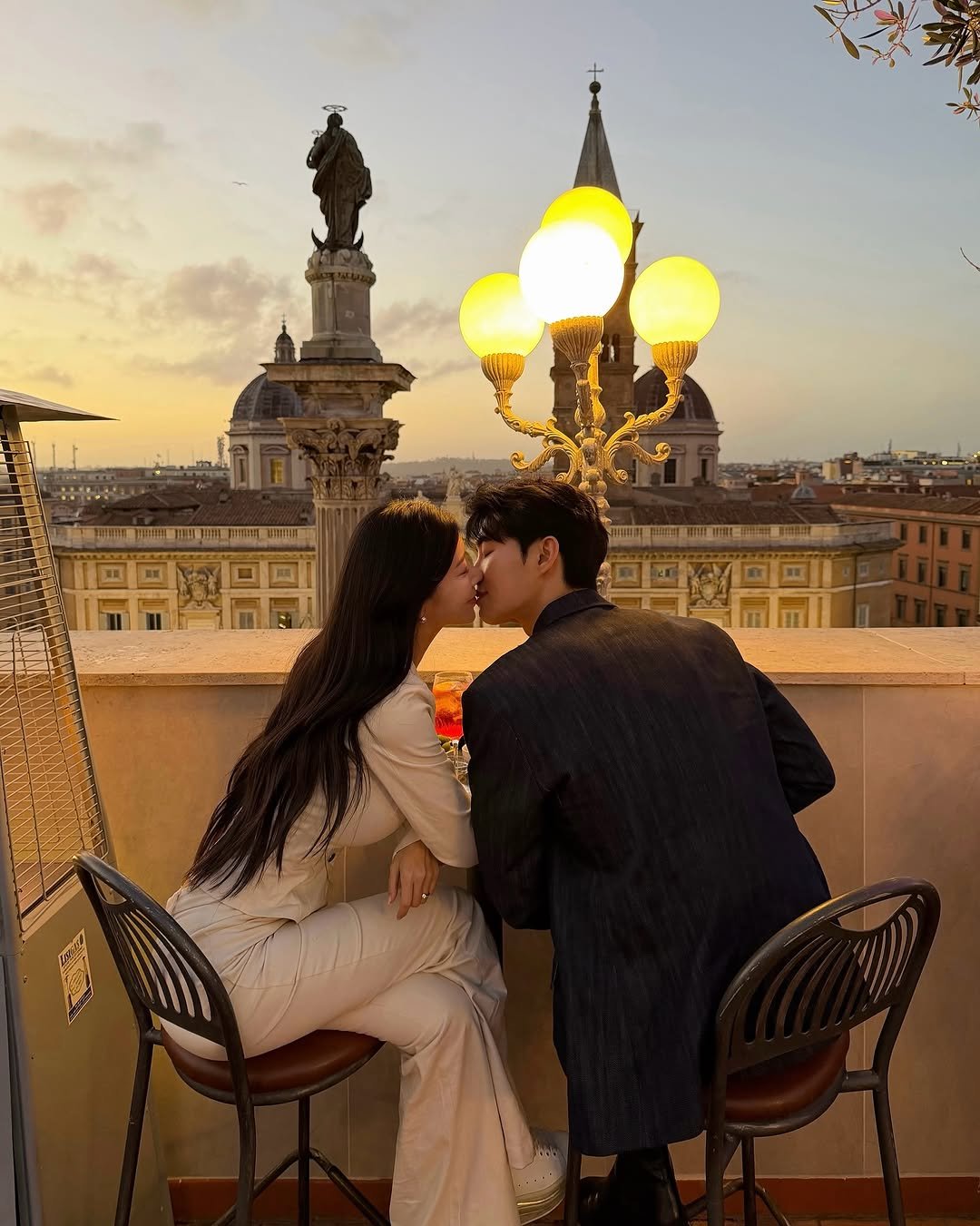 Photo shared by 예영 / 여행, 순간순간을 기록 on November 07, 2025 tagging @ji_jiji03. May be an image of one or more people, people kissing, wedding, Sacré-Cœur, Piazza di Spagna and text.