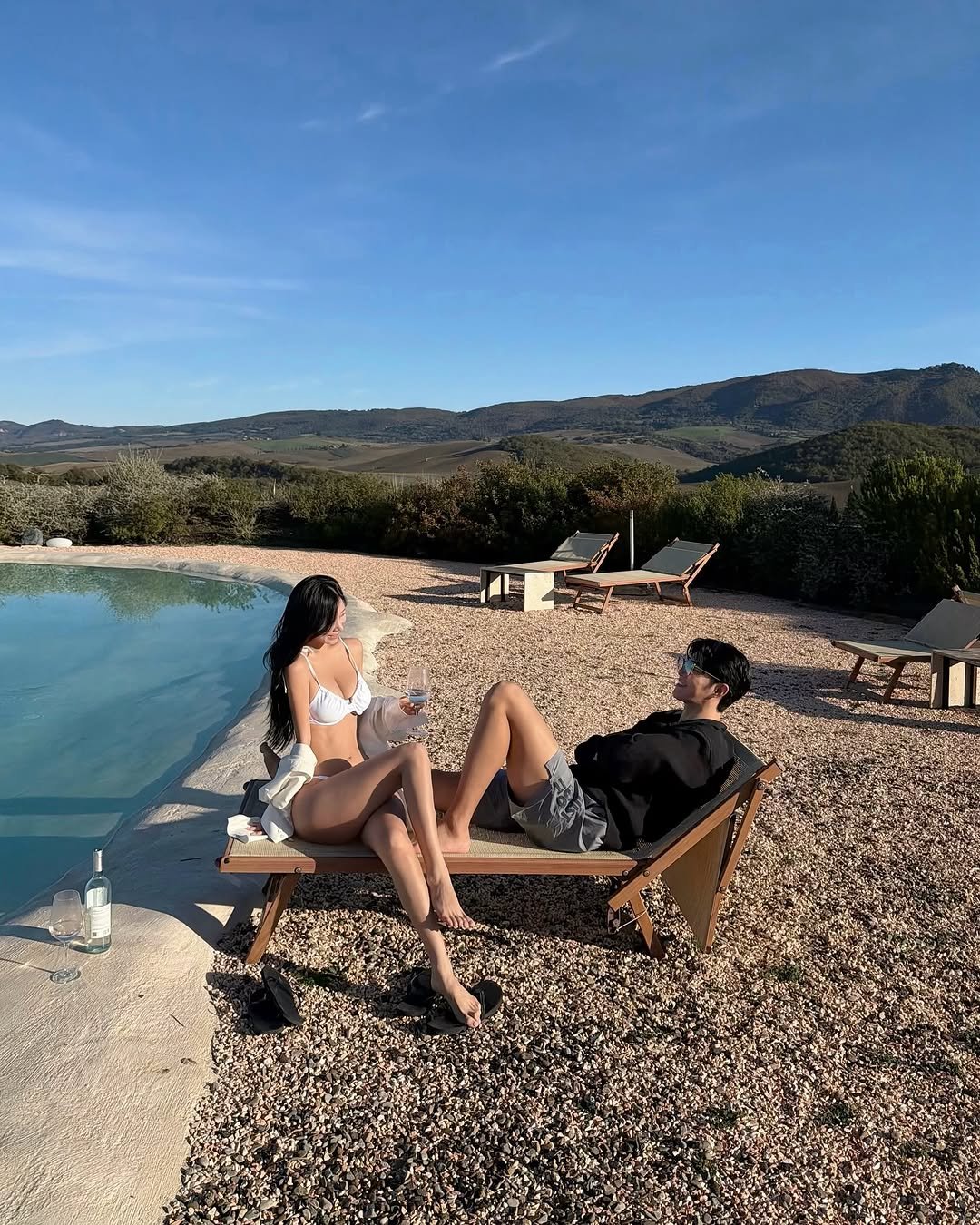 Photo shared by 예영 / 여행, 순간순간을 기록 on November 10, 2025 tagging @ji_jiji03. May be an image of deck chair, pool, Uluru, picnic and text.