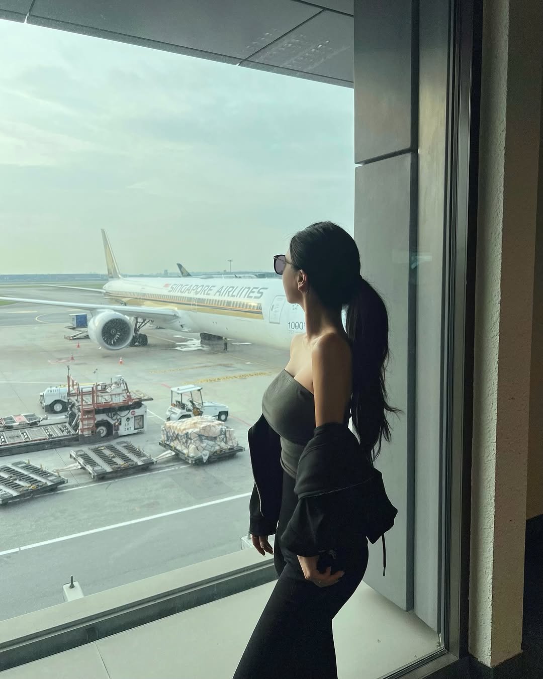 Photo shared by 예영 / 여행, 순간순간을 기록 on October 31, 2025 tagging @singaporeair. May be an image of airplane and text.