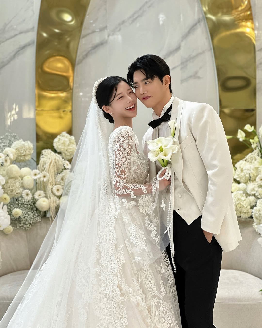 Photo shared by 예영 / 여행, 순간순간을 기록 on November 02, 2025 tagging @ji_jiji03. May be an image of dinner jacket, baby's-breath, wedding and text.