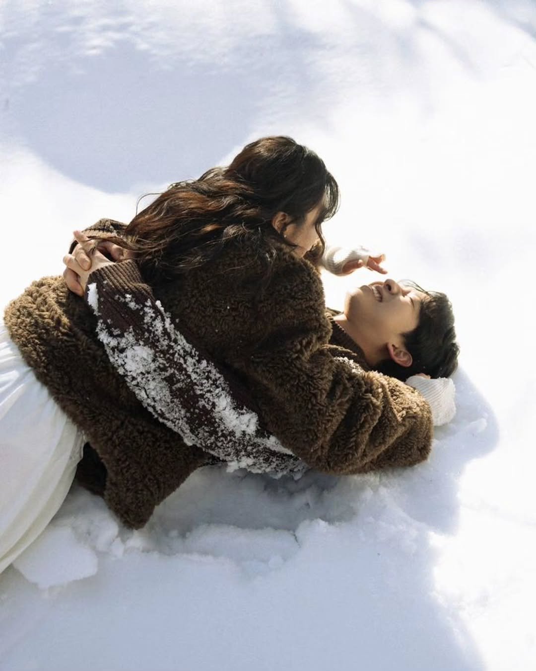 Photo by 임우연 on December 06, 2025. May be an image of one or more people, makeup, people kissing, fur coat, snow and text.
