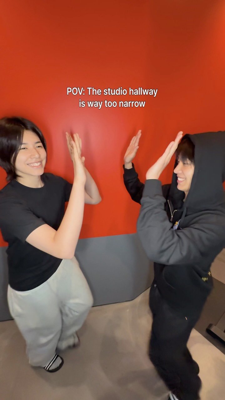 lngshot4sho 게시물 이미지: POV: The studio hallway is way too narrow...