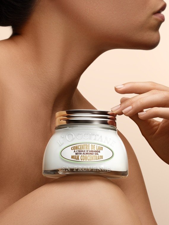 Photo by 록시땅 코리아 L'OCCITANE en Provence on September 07, 2025. May be an image of 1 person, hair product, salve, jar, lotion, hand cream and text that says 'CONCENT CONCENTREDELAM OCCITAN DE LAIT L'HUILE AMANDE WITH ALMOND OIL MILK CONCENTRATE'.