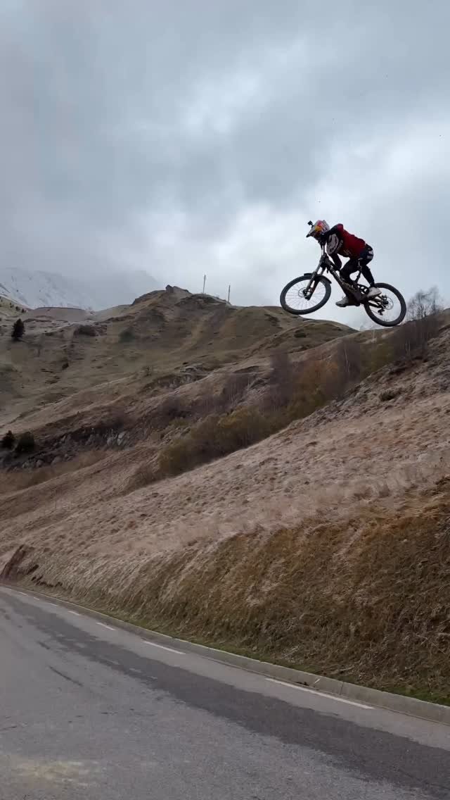 loicbruni29 게시물 이미지: Mamma ce road gap 😍

#RedBull #MTB...