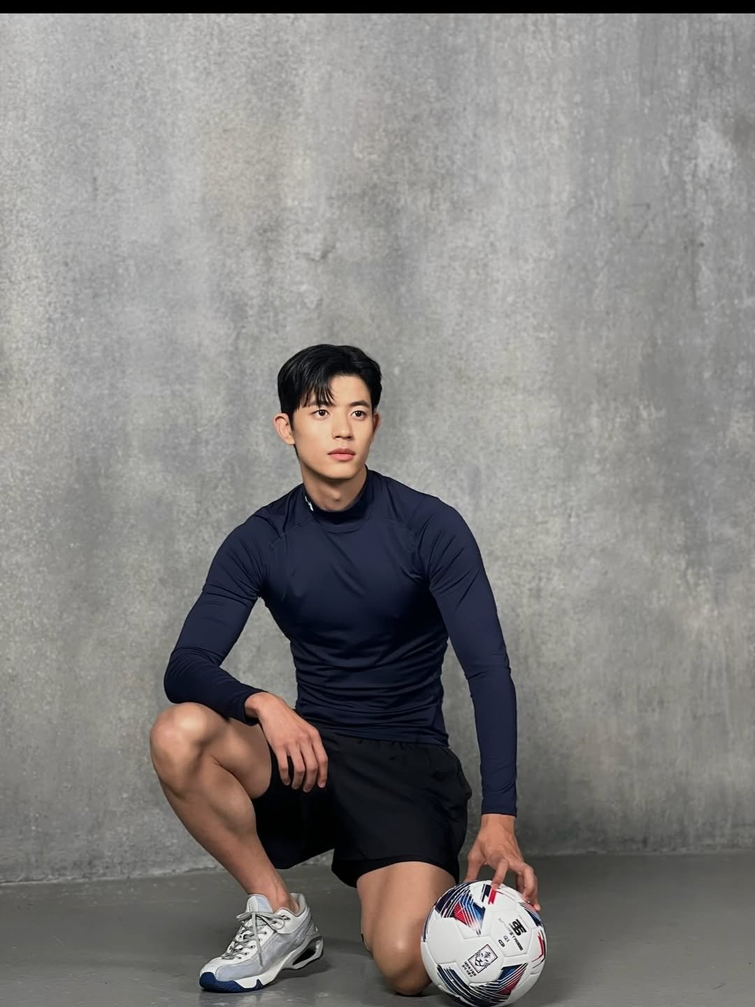 Photo by Lomon 991111 on March 03, 2026. May be an image of football, soccer, cleats, ball, sportswear, sports equipment and text.