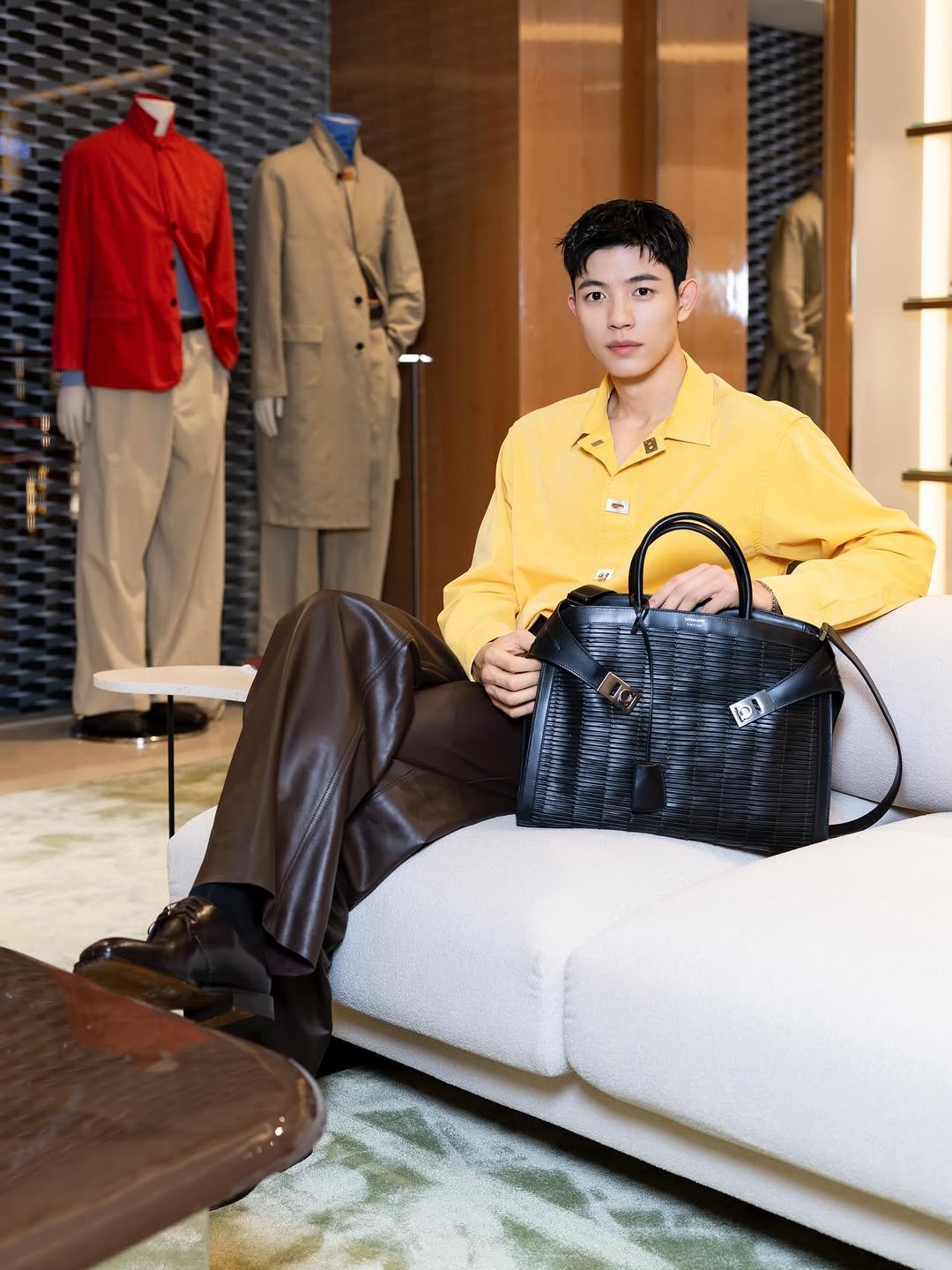 lomon991111 게시물 이미지: 나랑 ‘허그’ 할 사람?👜💛

@Ferragamo #페라가모...