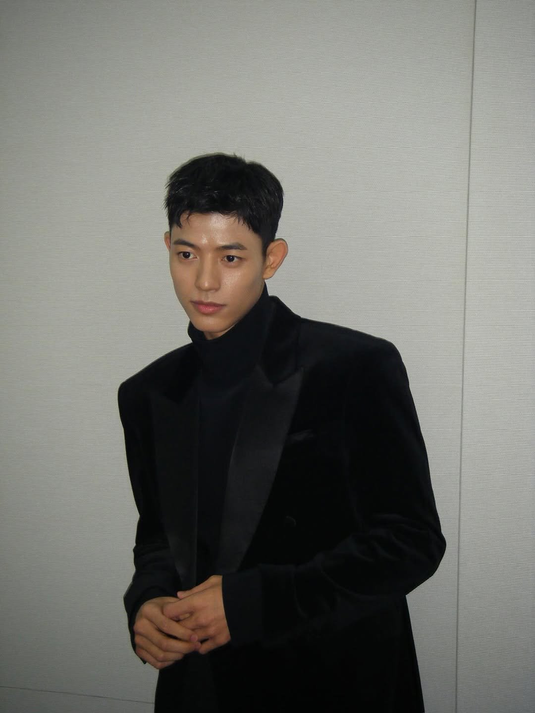 Photo by Lomon 991111 on December 31, 2025. May be an image of one or more people, bolo tie, blazer, turtleneck, suit and dinner jacket.