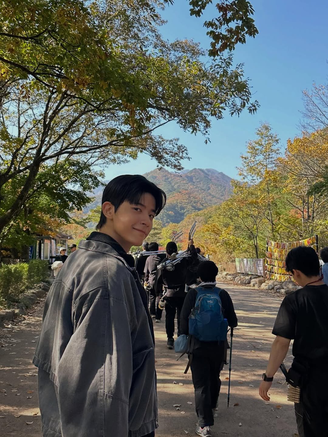 Photo by Lomon 991111 on February 14, 2026. May be an image of standing, duffle coat, parka, outdoors and text.