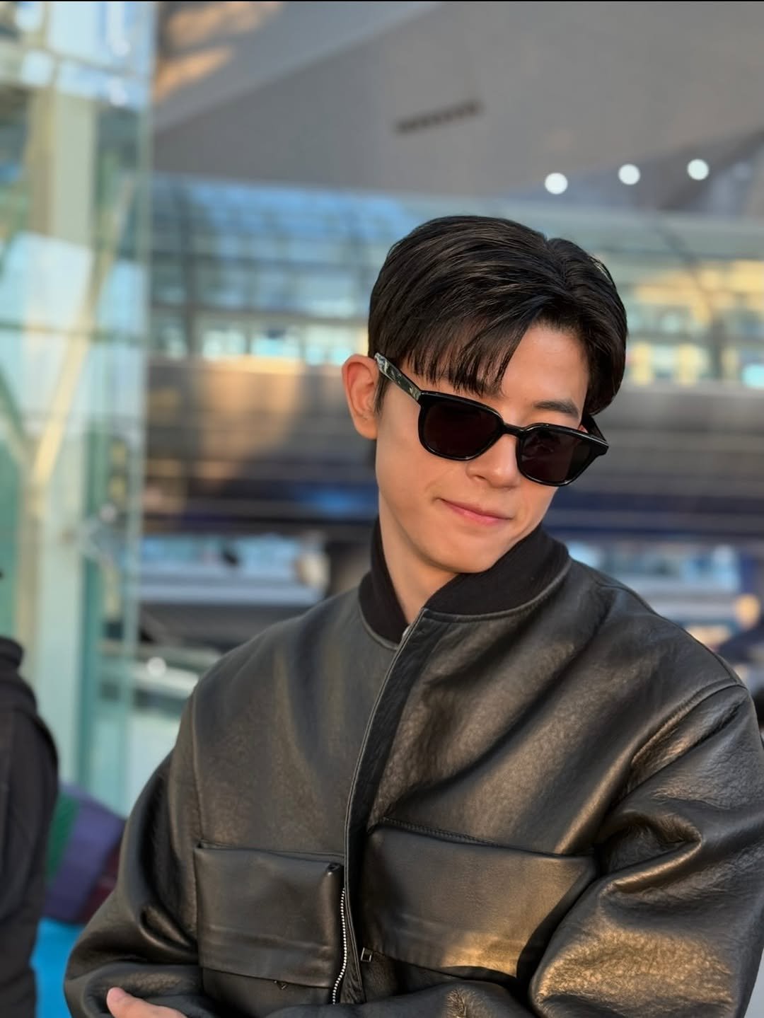 Photo by Lomon 991111 on January 29, 2026. May be an image of one or more people, eyewear, jacket, coat and text.