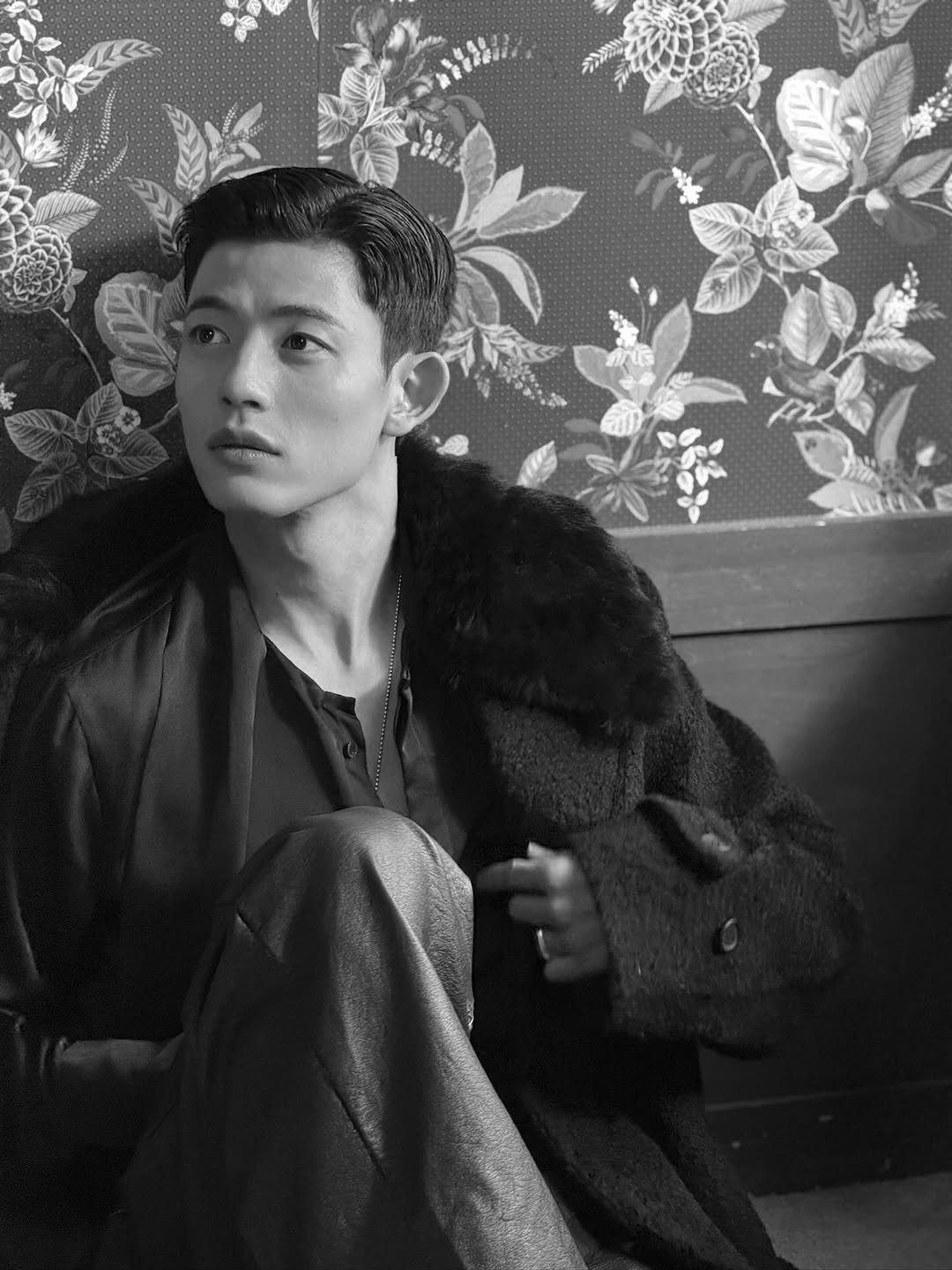 Photo by Lomon 991111 on March 05, 2026. May be an image of one or more people, overcoat and text.