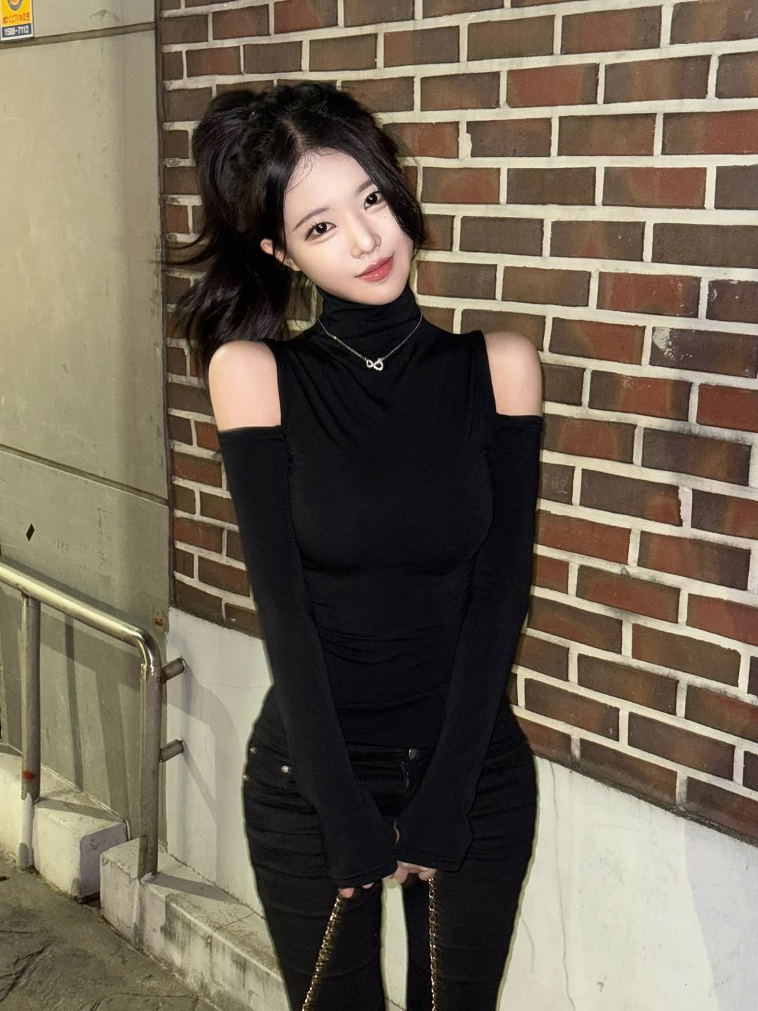 Photo by 룩캣미ㅣ징니🐈 on December 15, 2025. May be an image of one or more people, hair, turtleneck, dress and text.