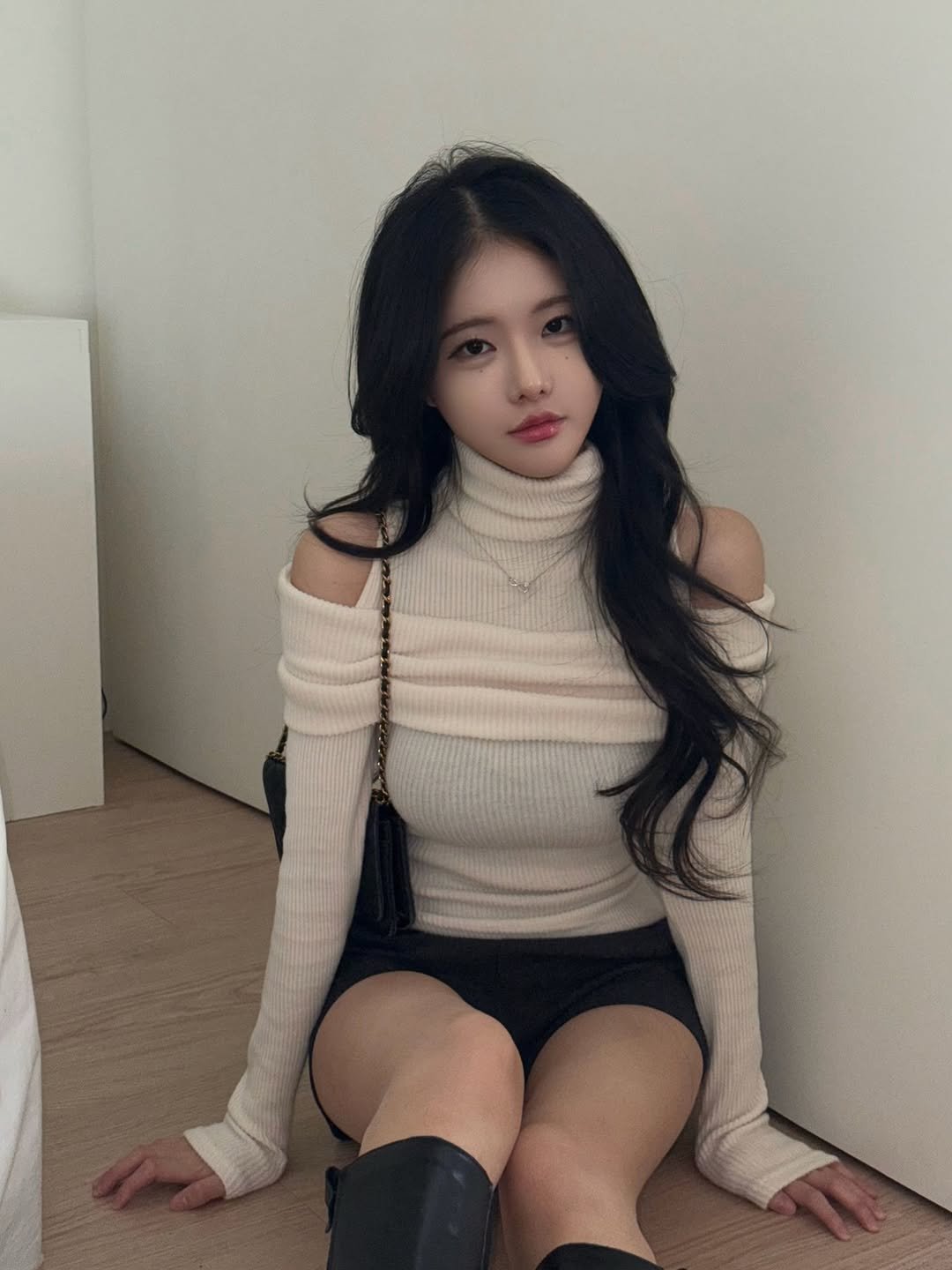 Photo by 룩캣미ㅣ징니🐈 on February 06, 2026. May be an image of one or more people, hair, top, turtleneck, miniskirt and text.