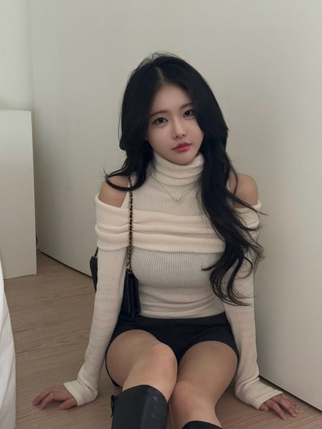 Photo by 룩캣미ㅣ징니🐈 on December 16, 2025. May be an image of one or more people, hair, turtleneck, miniskirt, top and text.