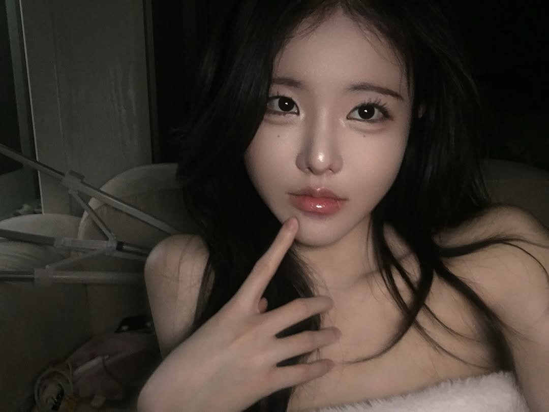 Photo shared by 룩캣미ㅣ징니🐈 on January 13, 2026 tagging @look.cat.me_. May be an image of one or more people, hair and text.