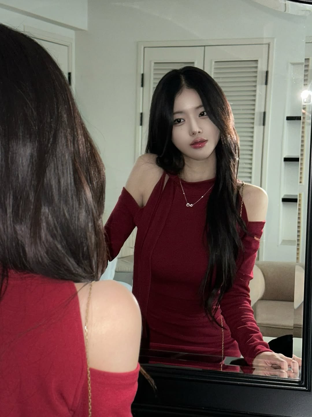 Photo by 룩캣미ㅣ징니🐈 on December 13, 2025. May be an image of one or more people, hair, makeup, turtleneck, top, mirror and text.