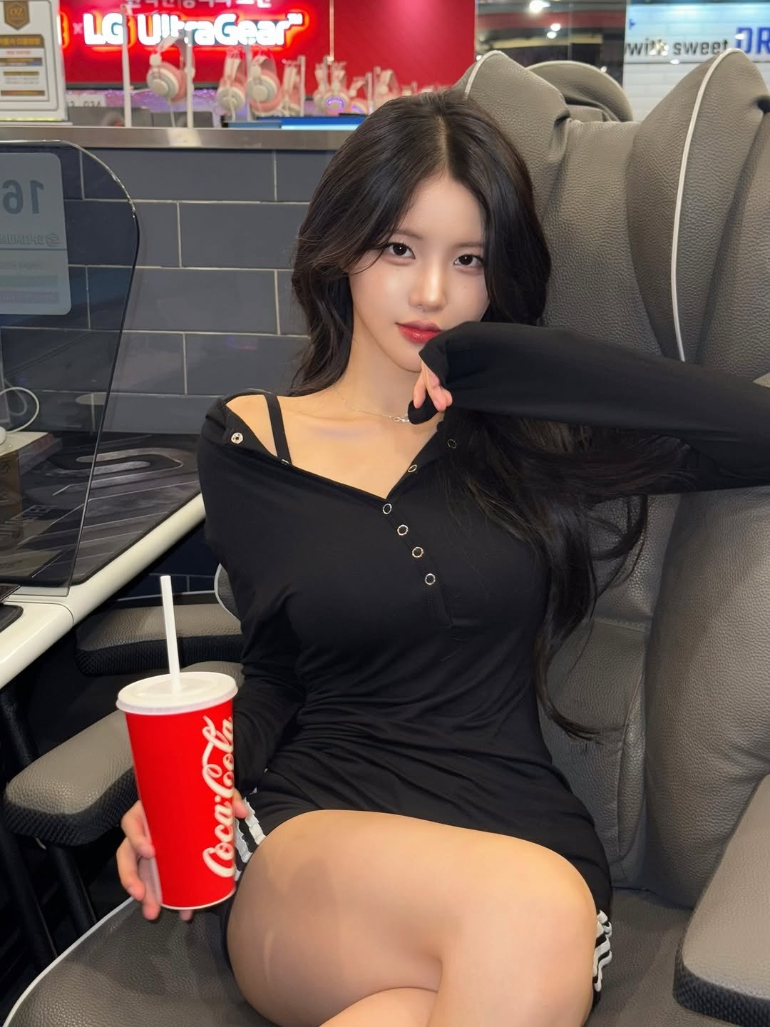 Photo by 룩캣미ㅣ징니🐈 on September 01, 2025. May be an image of 1 person, hair and text.