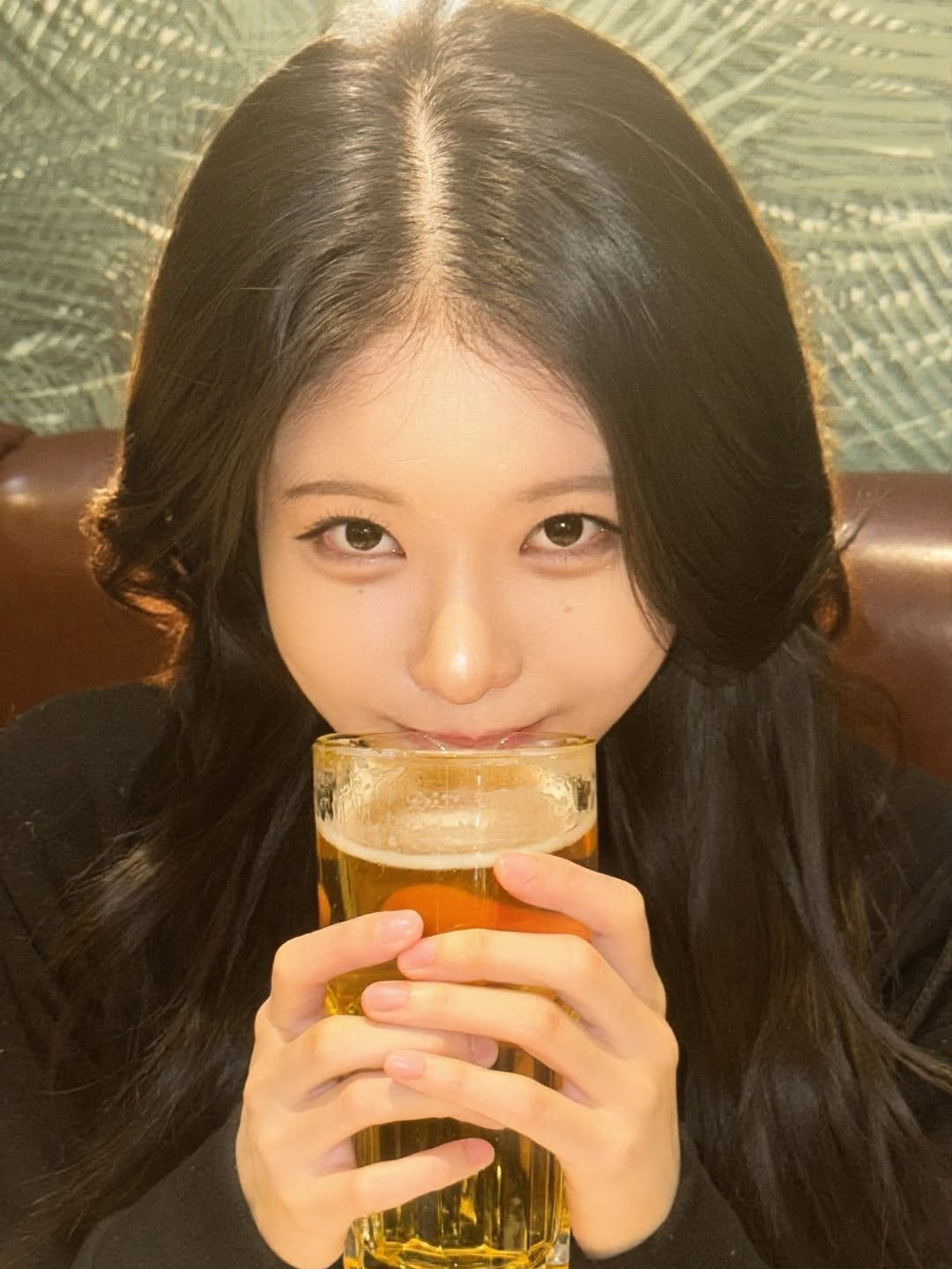 Photo by 룩캣미ㅣ징니🐈 on December 20, 2025. May be an image of one or more people, hair, beer and text.