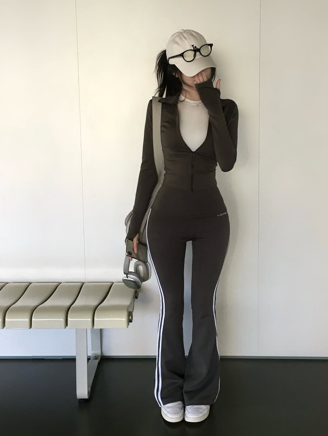 Photo by 룩캣미ㅣ징니🐈 on January 27, 2026. May be an image of activewear, glasses, wetsuit, sweatsuit, sportswear, jumpsuit and text.