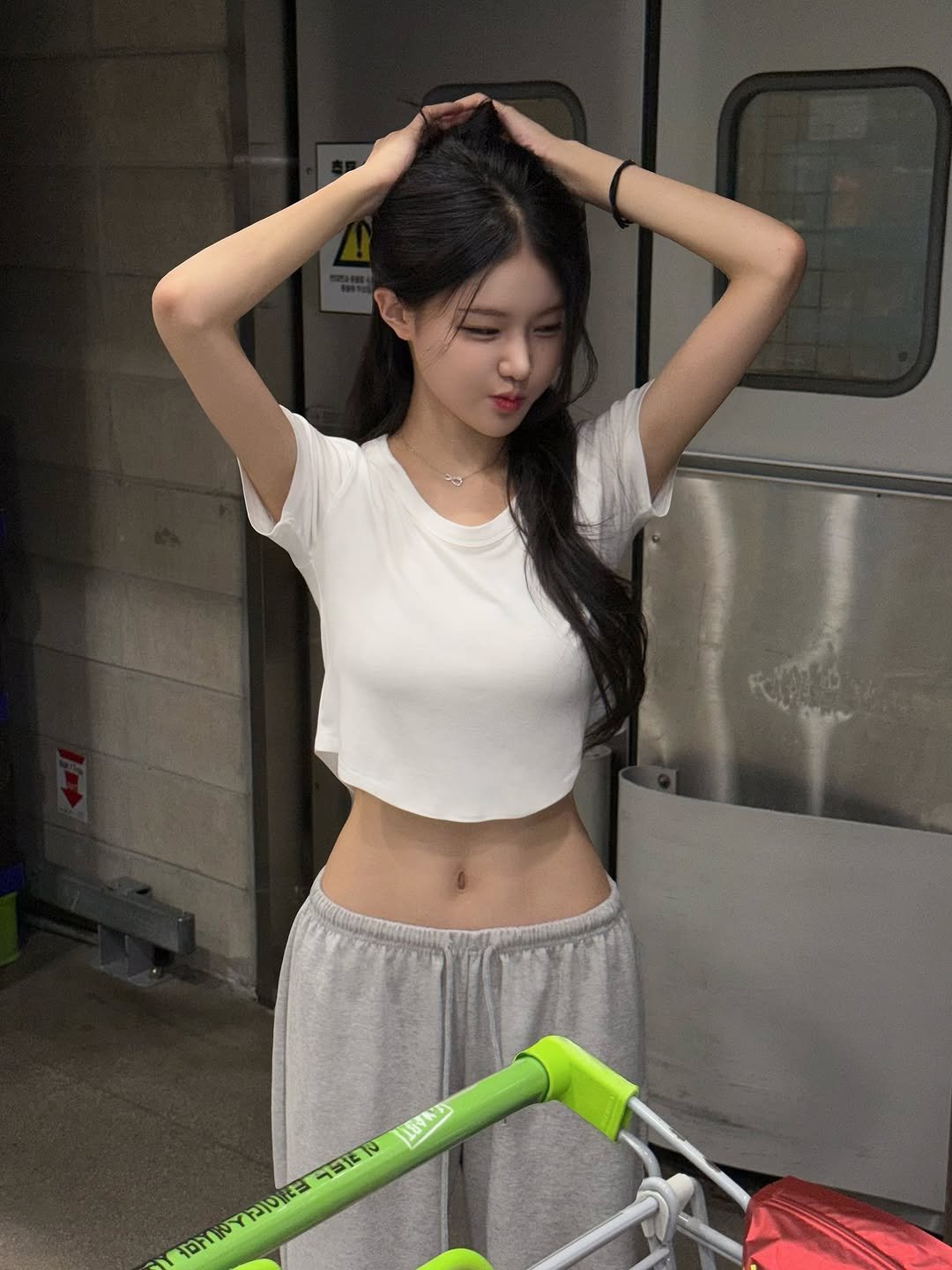 Photo by 룩캣미ㅣ징니🐈 on August 06, 2025. May be an image of 1 person, top, shorts and text.
